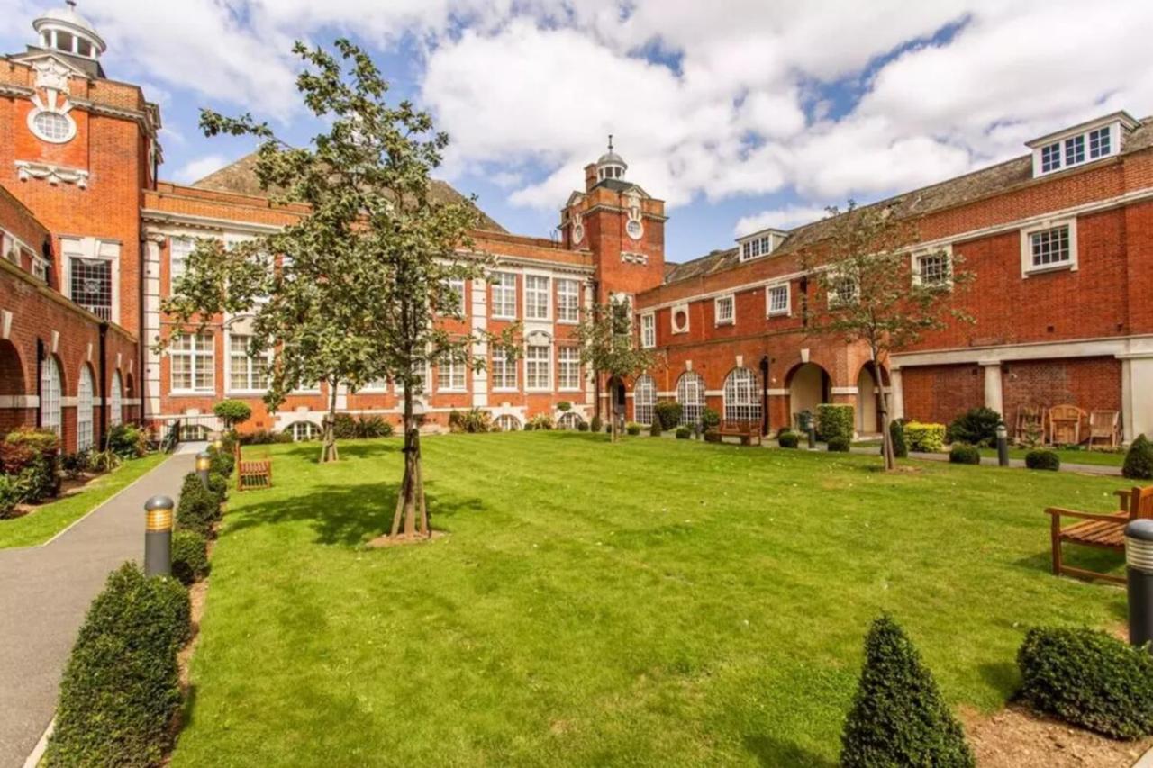 Chic Victorian Flat In Private Estate - Mile End! Apartment