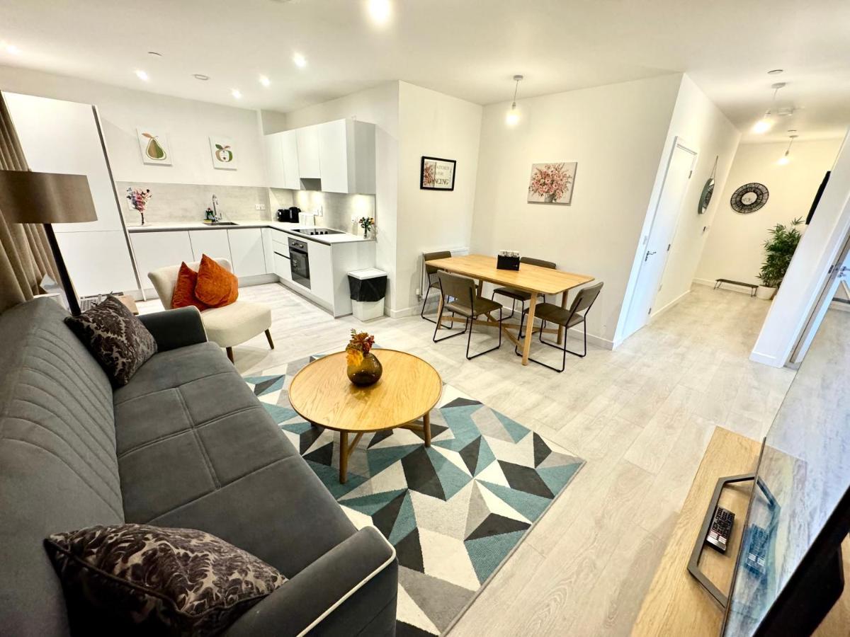 3bedroom, 2bathroom, Balcony,luxury Flat Westfield * Londen