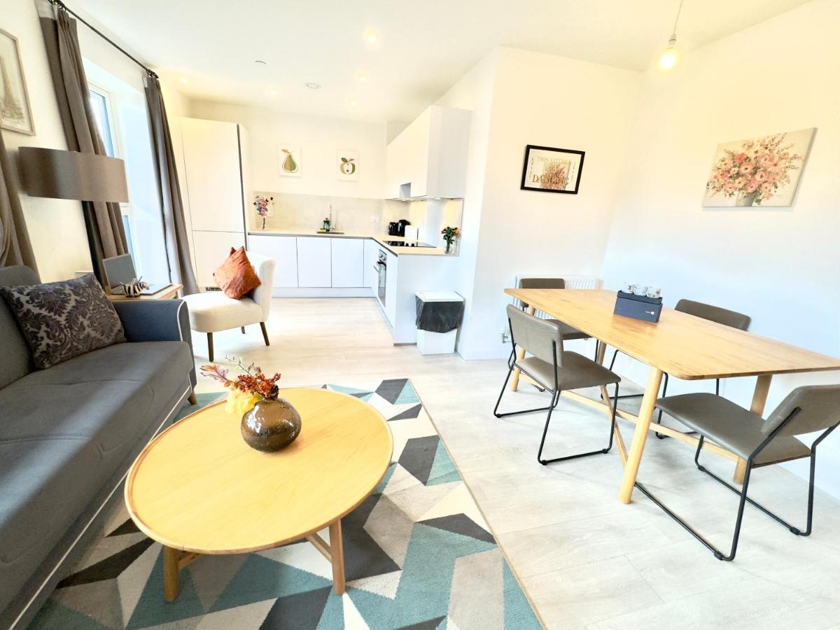 3bedroom, 2bathroom, Balcony,luxury Flat Westfield * Londen