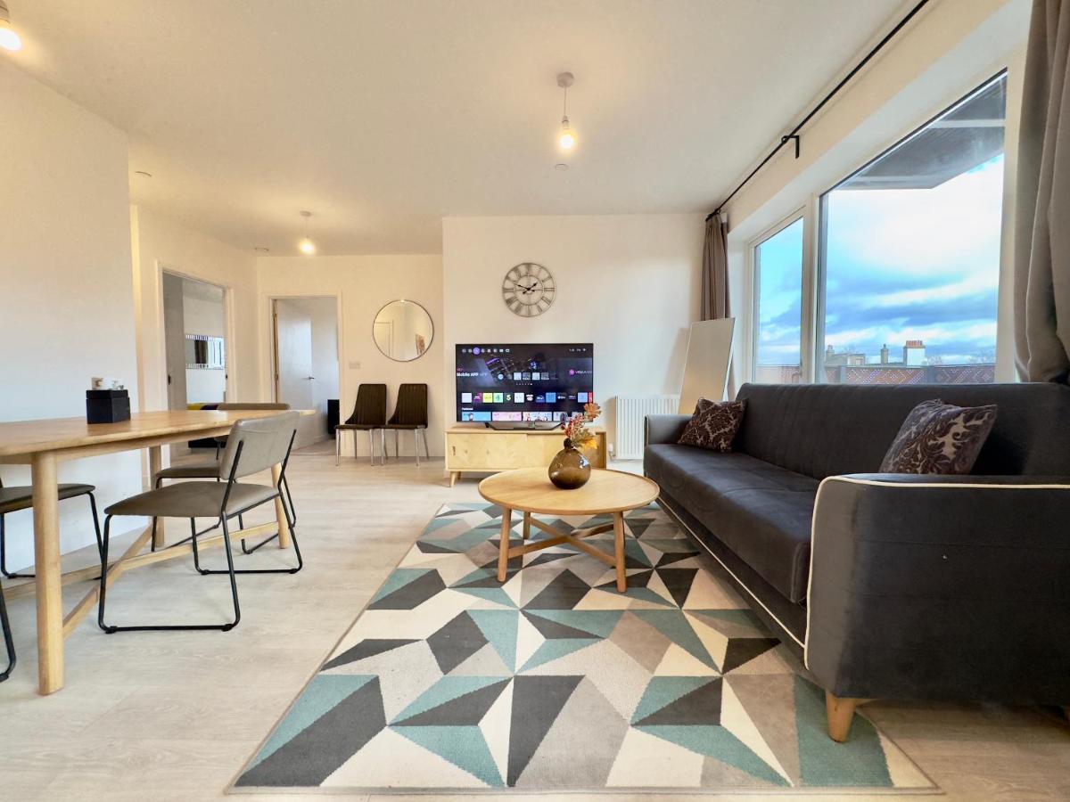 3bedroom, 2bathroom, Balcony,luxury Flat Westfield * Londen