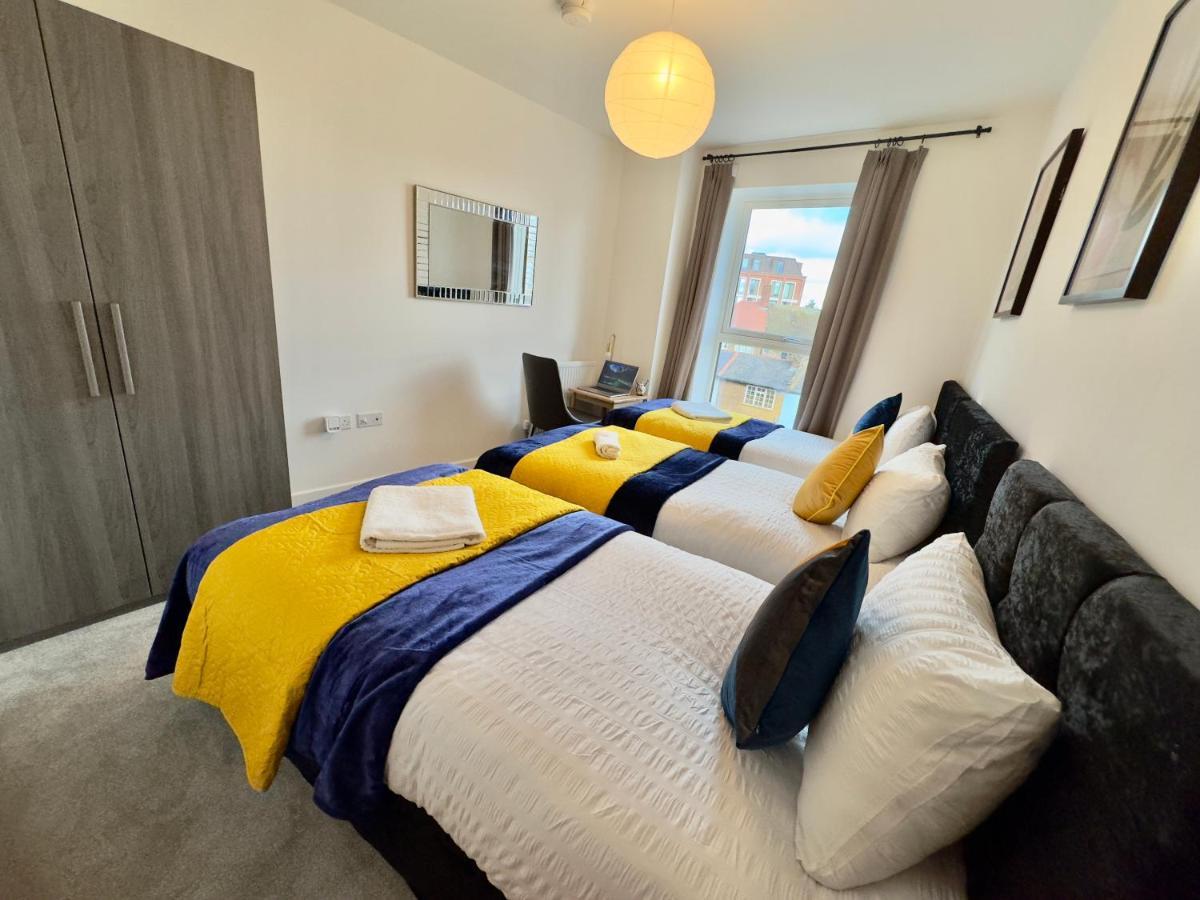 3bedroom, 2bathroom, Balcony,luxury Flat Westfield * Londen