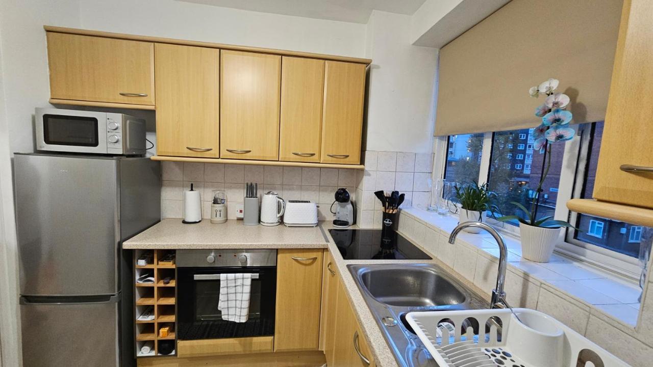 Spacious Two Bedroom In Battersea, Free Parking Apartment London