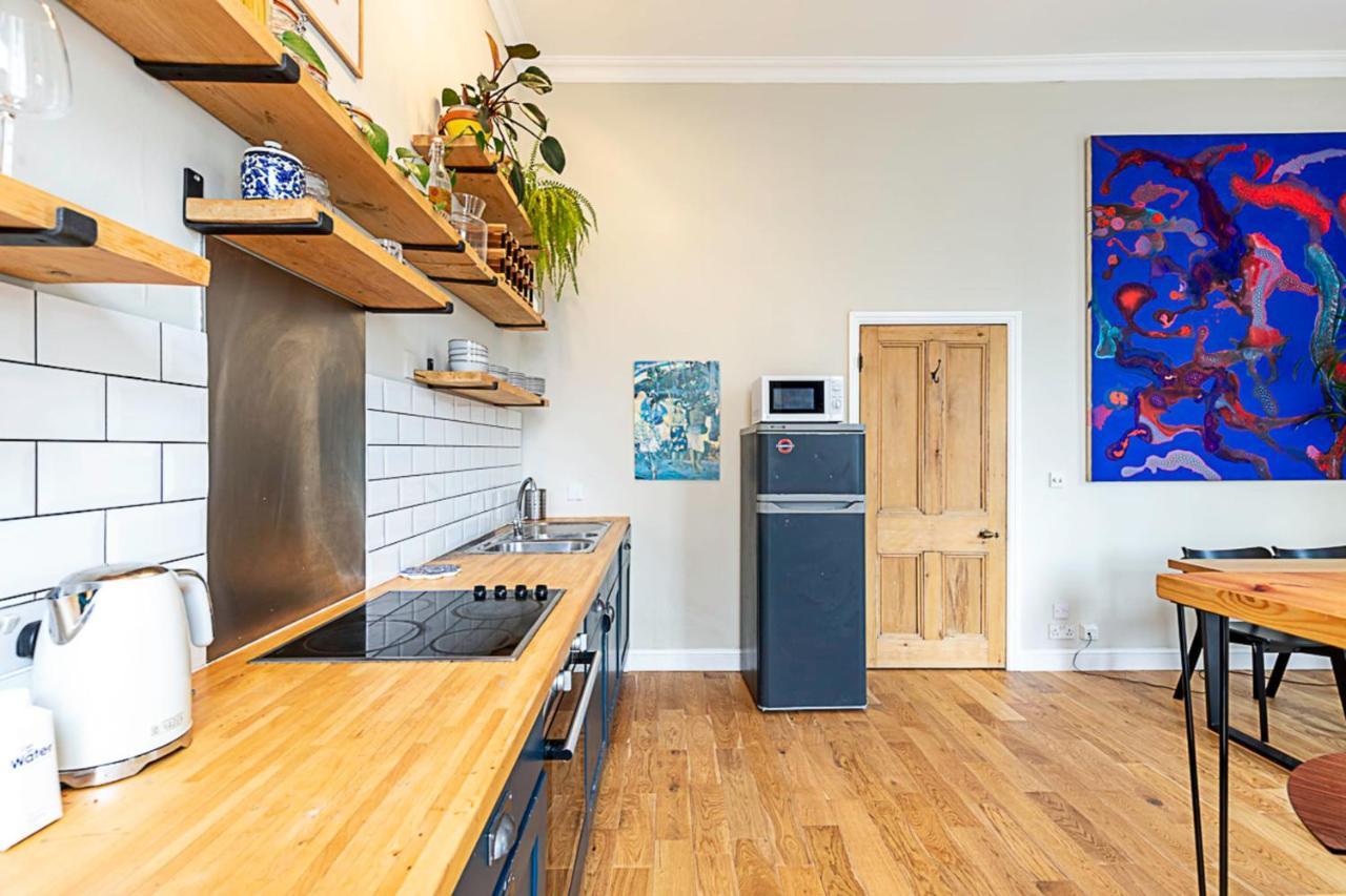 Beautiful Two Bedroom Abode Near Victoria Apartamento