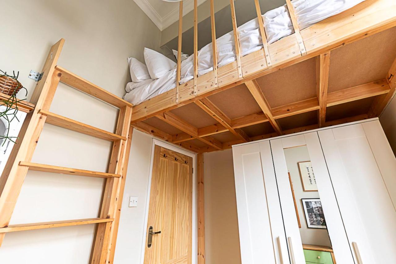 Beautiful Two Bedroom Abode Near Victoria