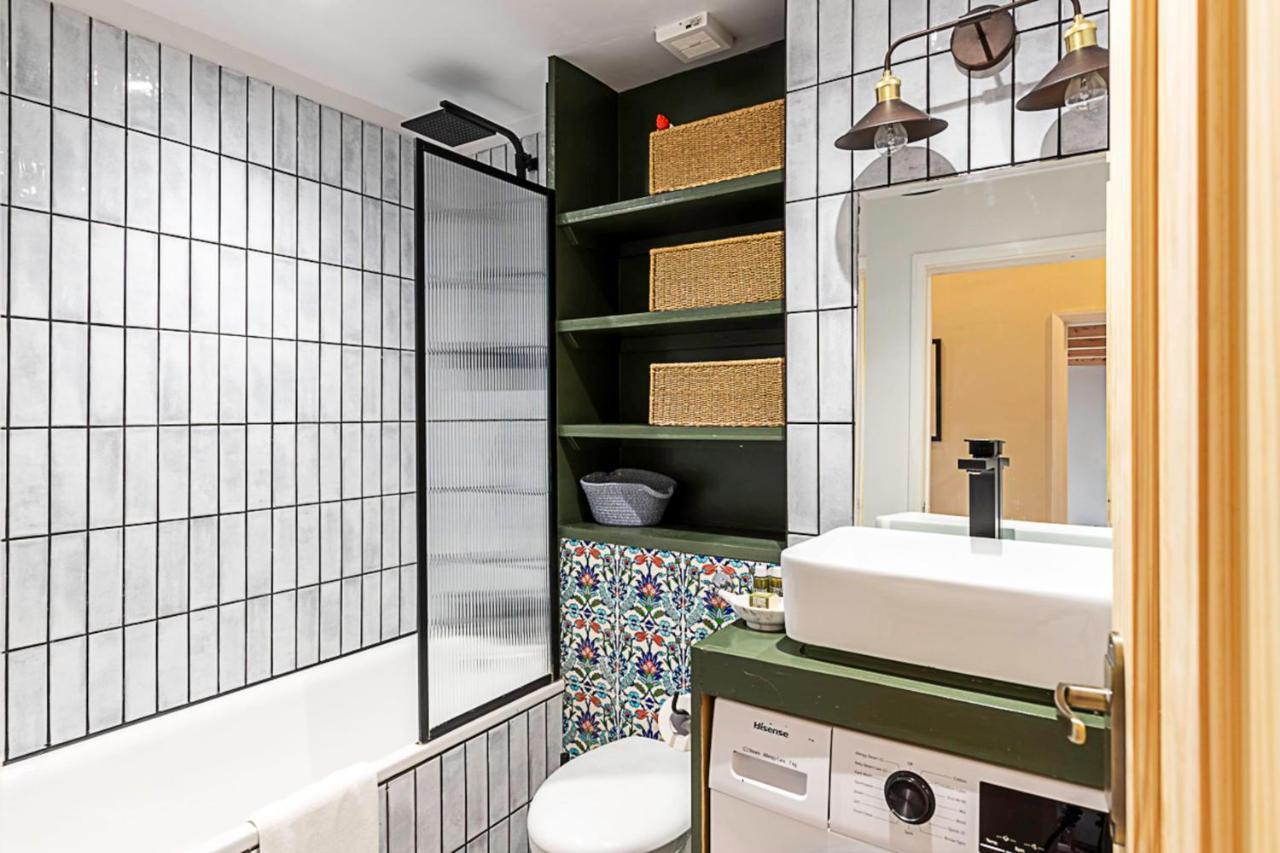Beautiful Two Bedroom Abode Near Victoria Apartamento