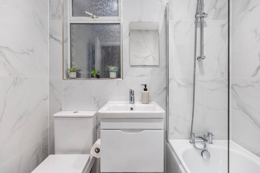 Convenient Spacious House Next Seven Sisters Station Apartment *