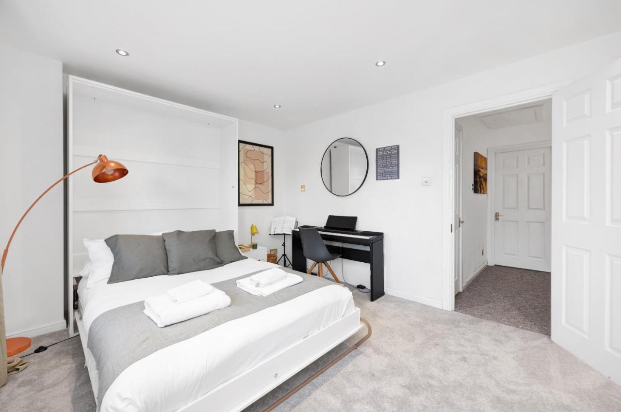 Lovely 3 Bedroom House Short Term & Flexible Renting Limehouse With Private Parking And Garden! Apartment London