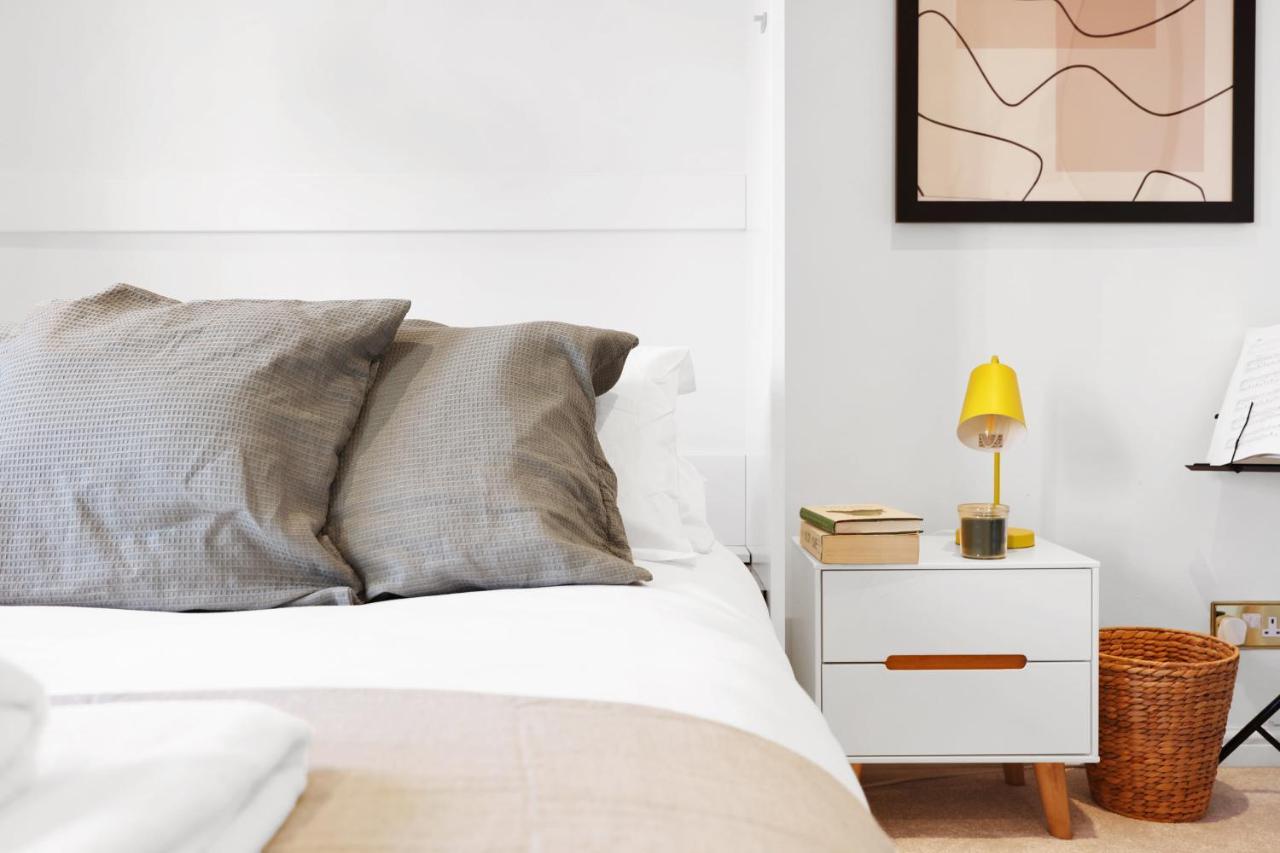 Lovely 3 Bedroom House Short Term & Flexible Renting Limehouse With Private Parking And Garden! Apartment *