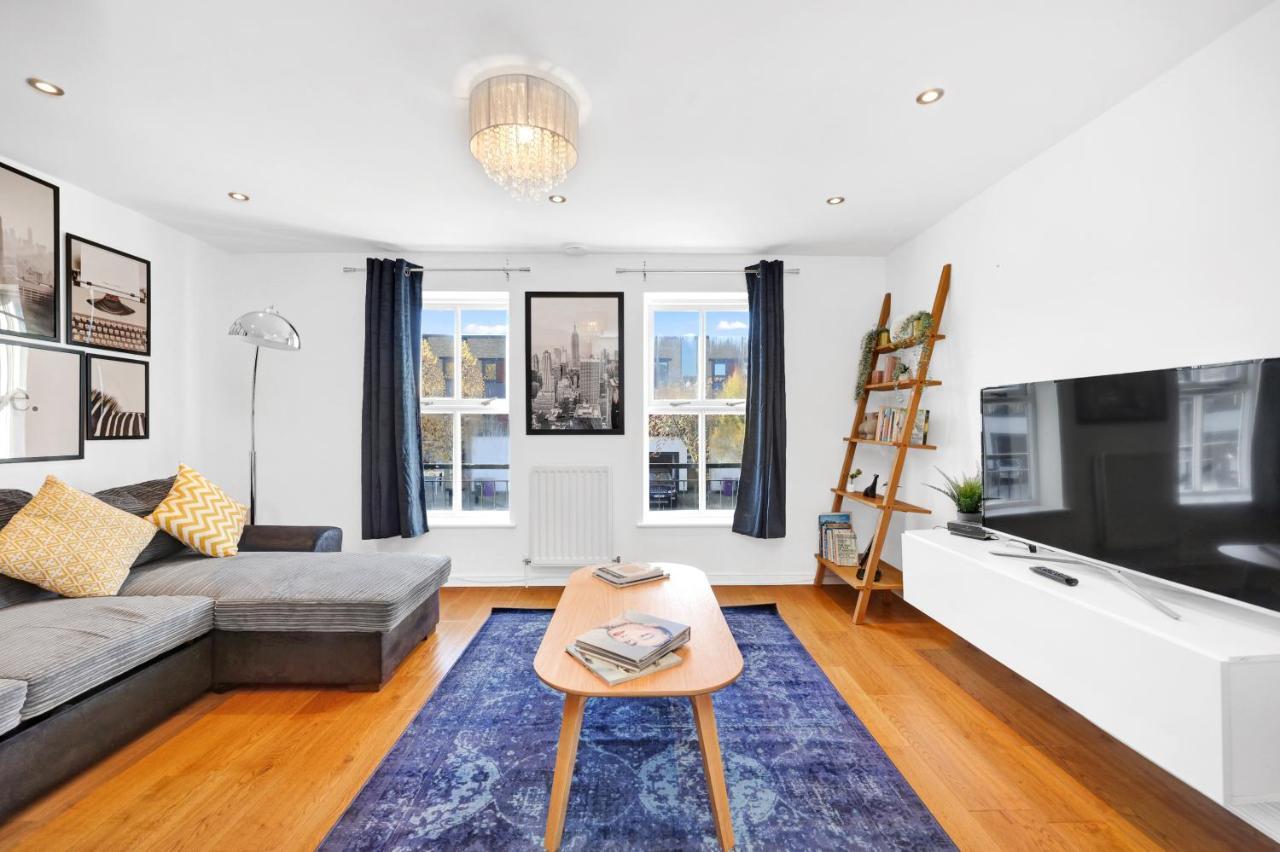 Lovely 3 Bedroom House Short Term & Flexible Renting Limehouse With Private Parking And Garden! *