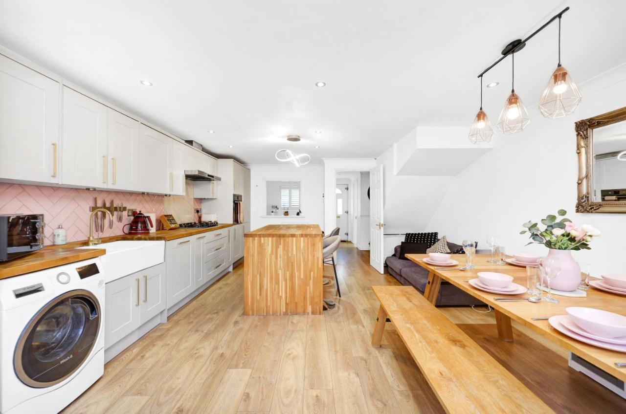 Lovely 3 Bedroom House Short Term & Flexible Renting Limehouse With Private Parking And Garden! London