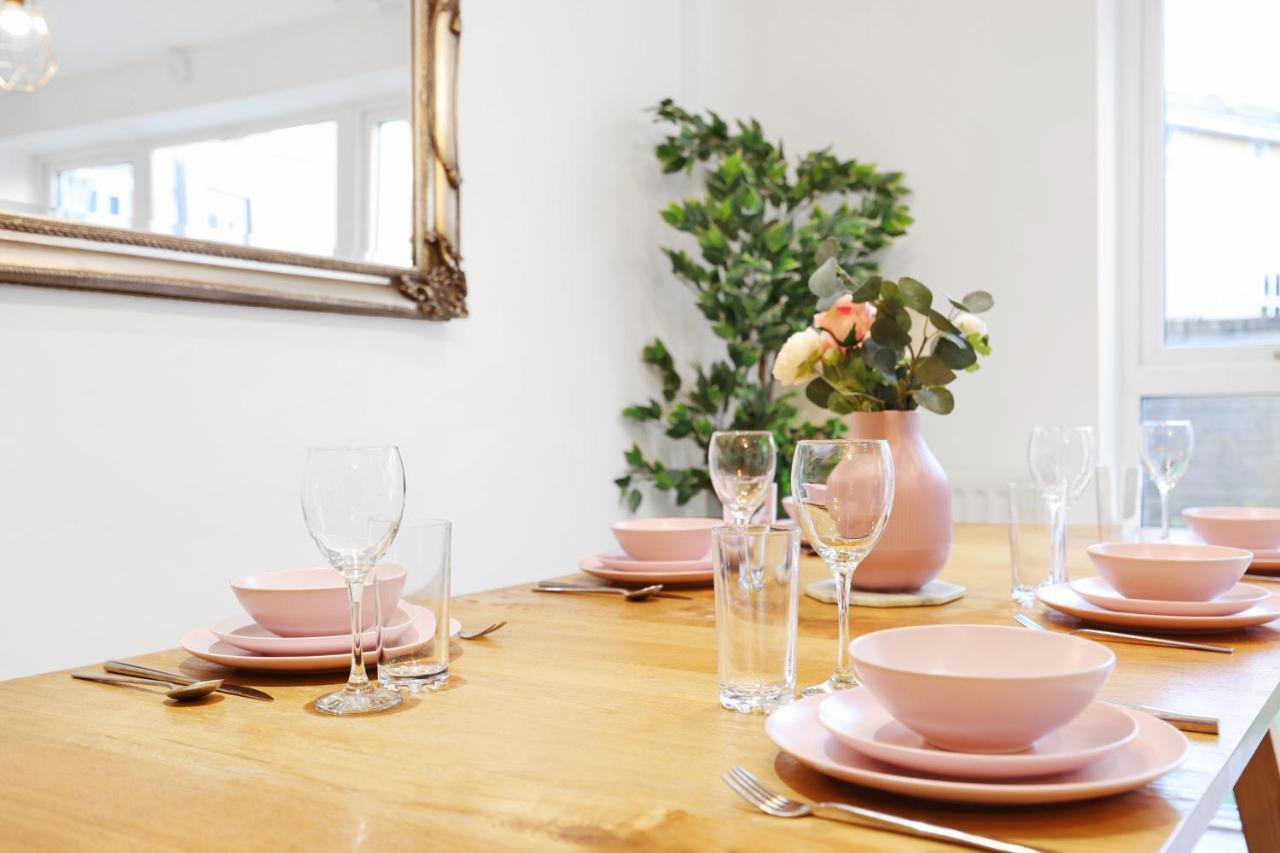 Lovely 3 Bedroom House Short Term & Flexible Renting Limehouse With Private Parking And Garden!
