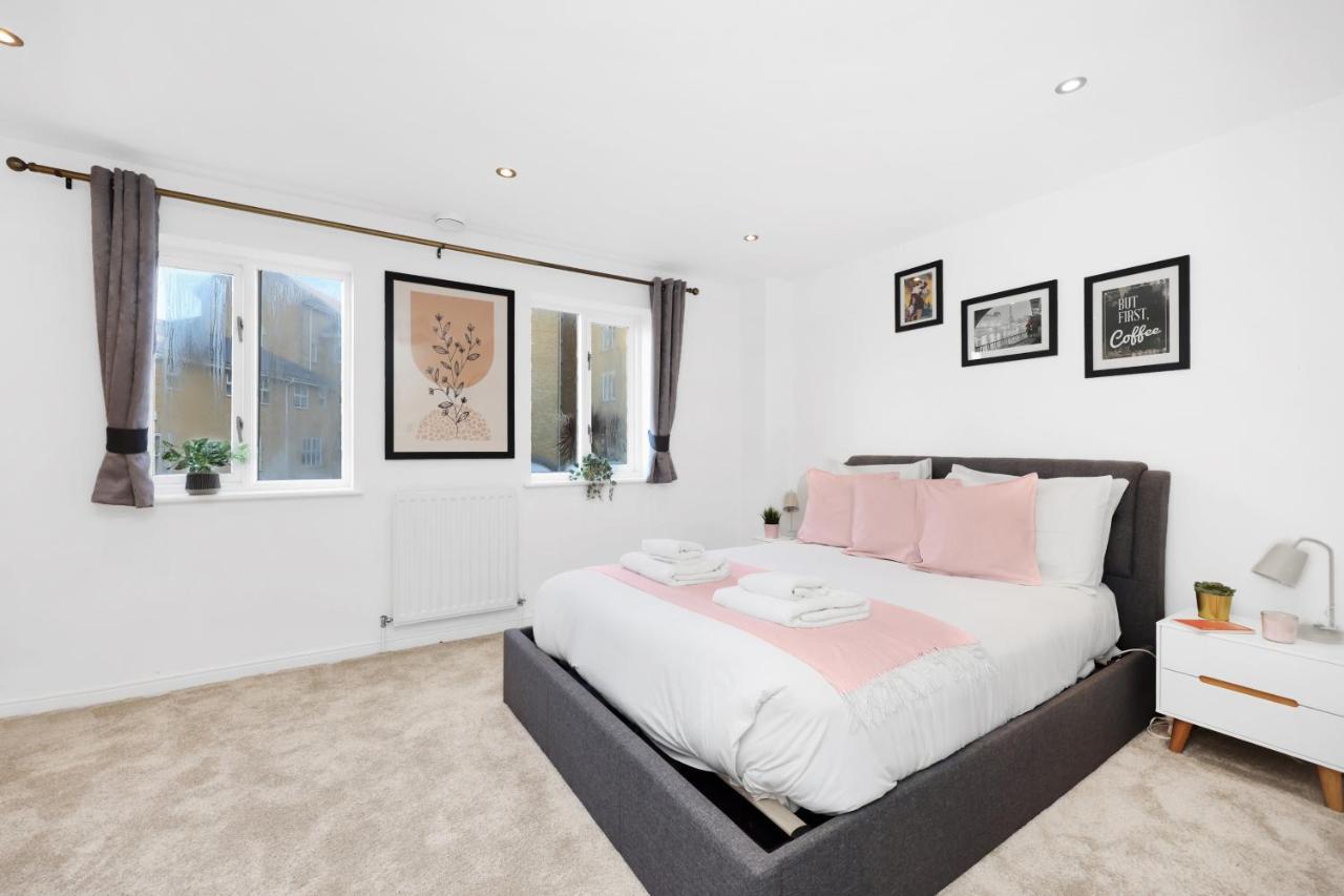 Lovely 3 Bedroom House Short Term & Flexible Renting Limehouse With Private Parking And Garden! Apartment