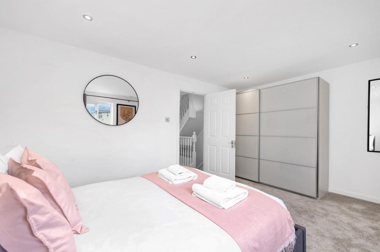 Lovely 3 Bedroom House Short Term & Flexible Renting Limehouse With Private Parking And Garden! Apartment *