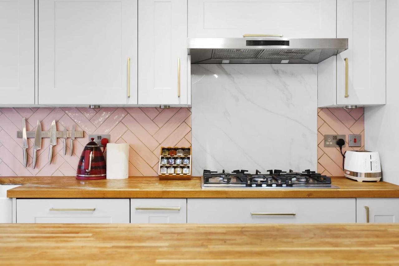 Lovely 3 Bedroom House Short Term & Flexible Renting Limehouse With Private Parking And Garden! Apartment London