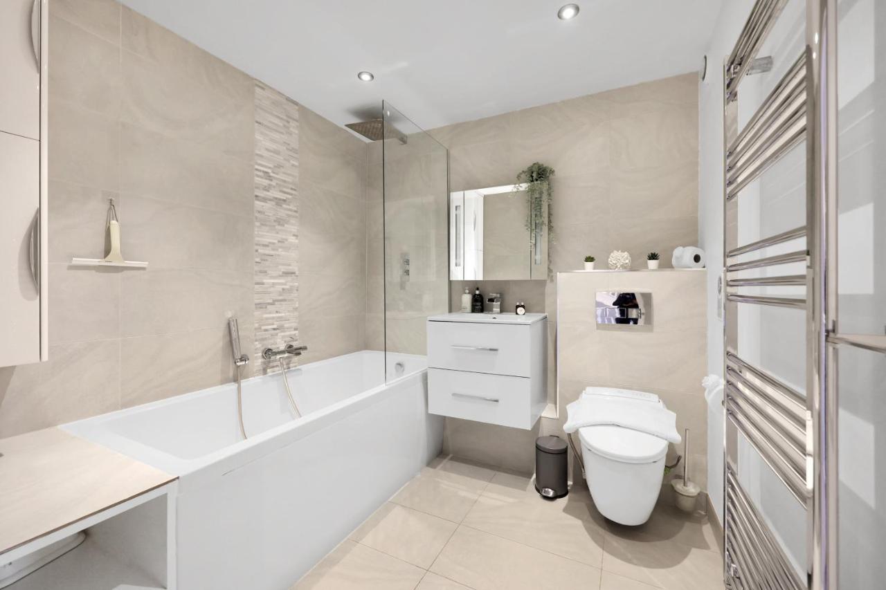 Lovely 3 Bedroom House Short Term & Flexible Renting Limehouse With Private Parking And Garden!