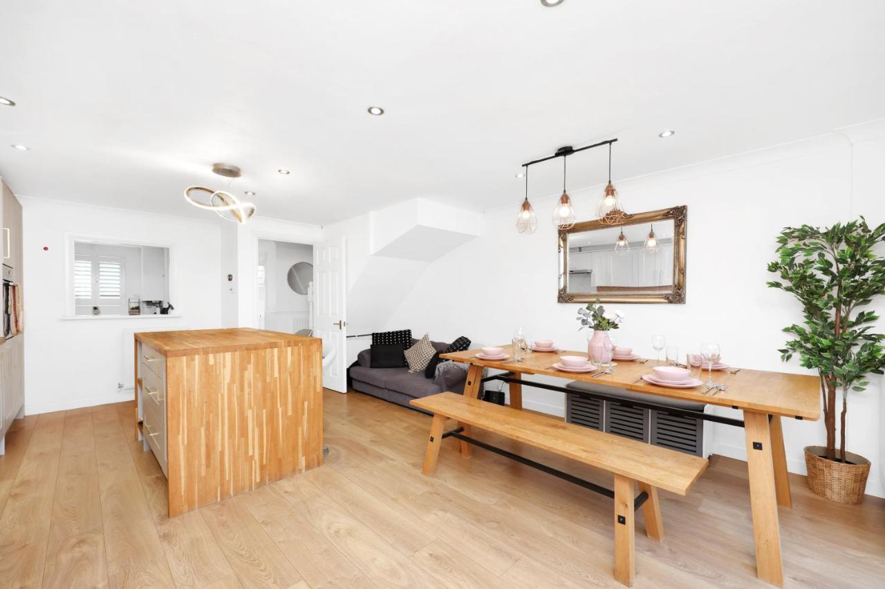 Apartment Lovely 3 Bedroom House Short Term & Flexible Renting Limehouse With Private Parking And Garden! London