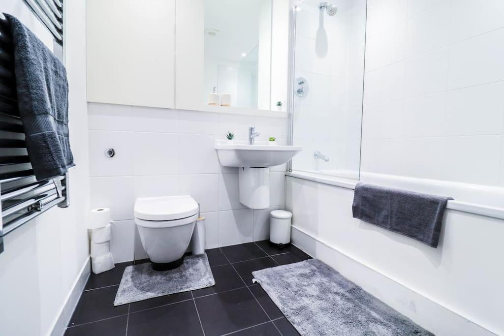 Canary Wharf-10% Discount-fibre Wifi-5mins To Tube Londen