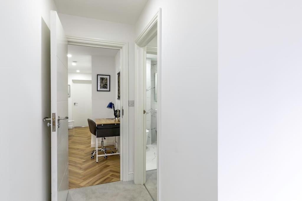 4bed 11 Occupancy Large Flat Elizabeth Line West Flat Free Parking *
