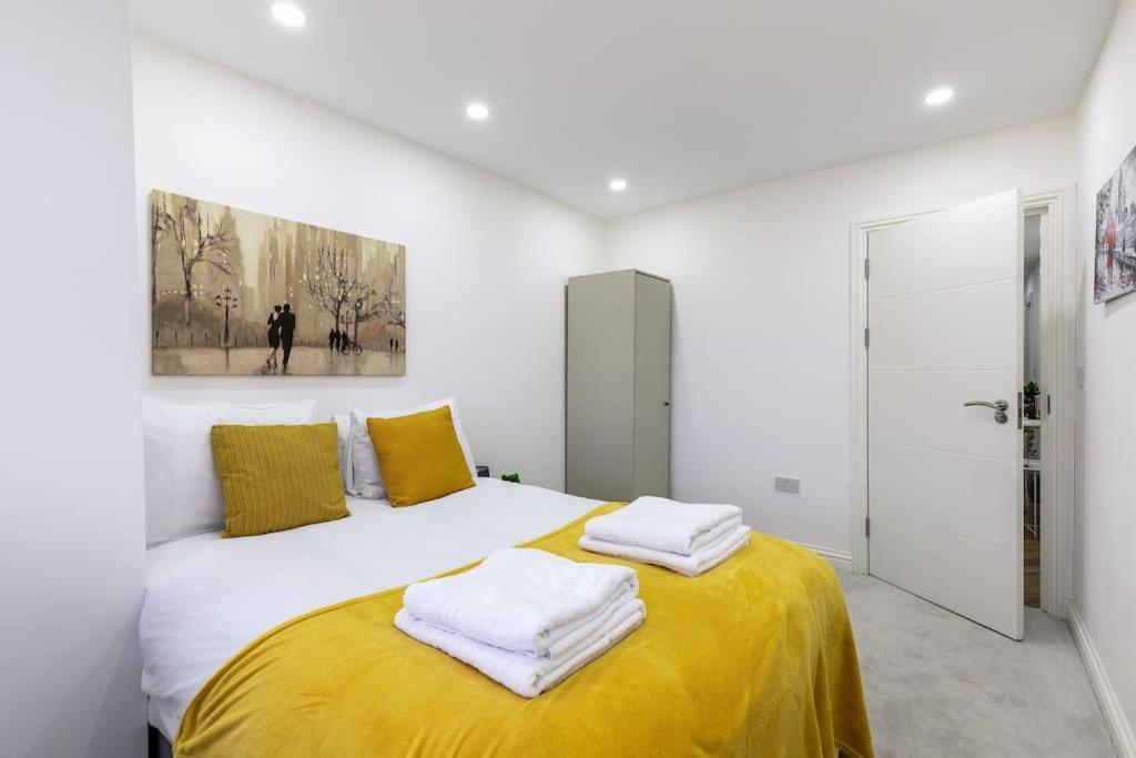 4bed 11 Occupancy Large Flat Elizabeth Line West Flat Free Parking *
