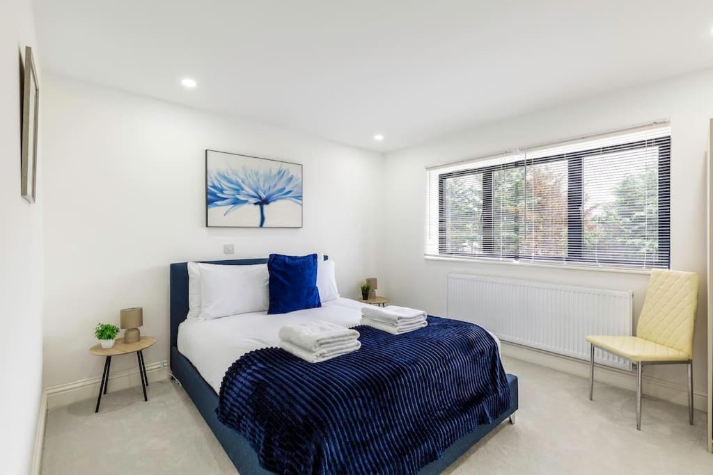 Apartment 4bed 11 Occupancy Large Flat Elizabeth Line West Flat Free Parking London
