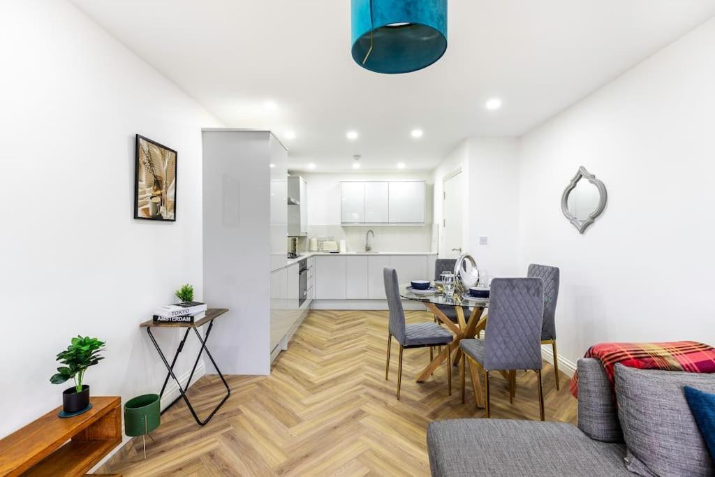 4bed 11 Occupancy Large Flat Elizabeth Line West Flat Free Parking Apartment London