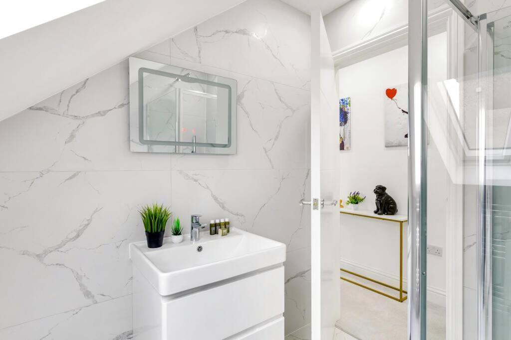 Modern 5 Occupancy Flat Free Parking & Views Apartment *