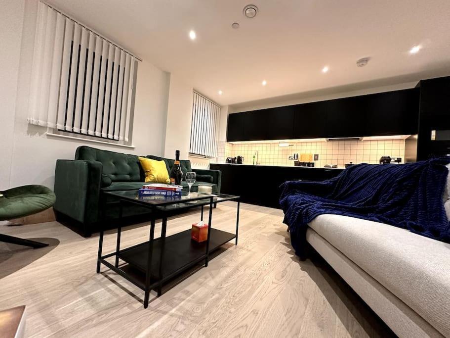 Glitz And Luxury * London