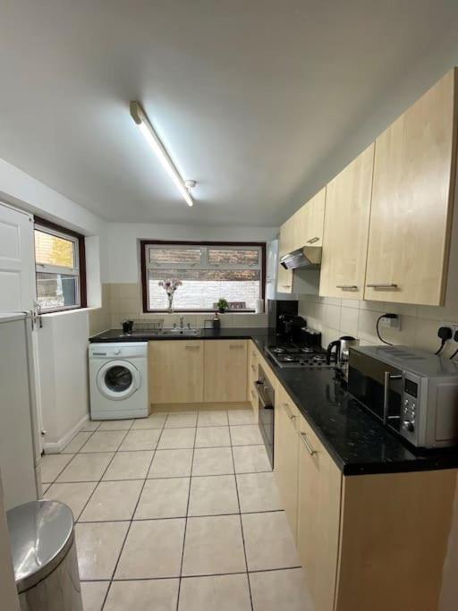 Entire 2 Bed Flat 10 Mins To Central Appartement Londen