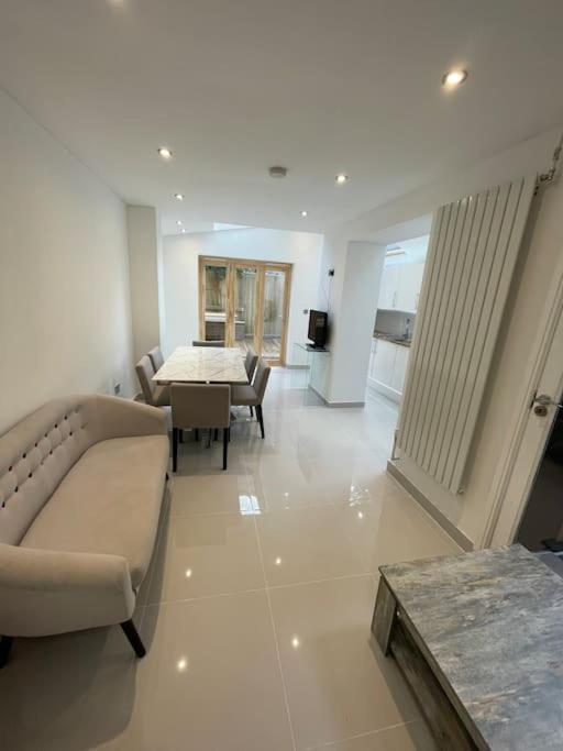 Сasa de vacaciones A Beautiful Terraced House In Central *