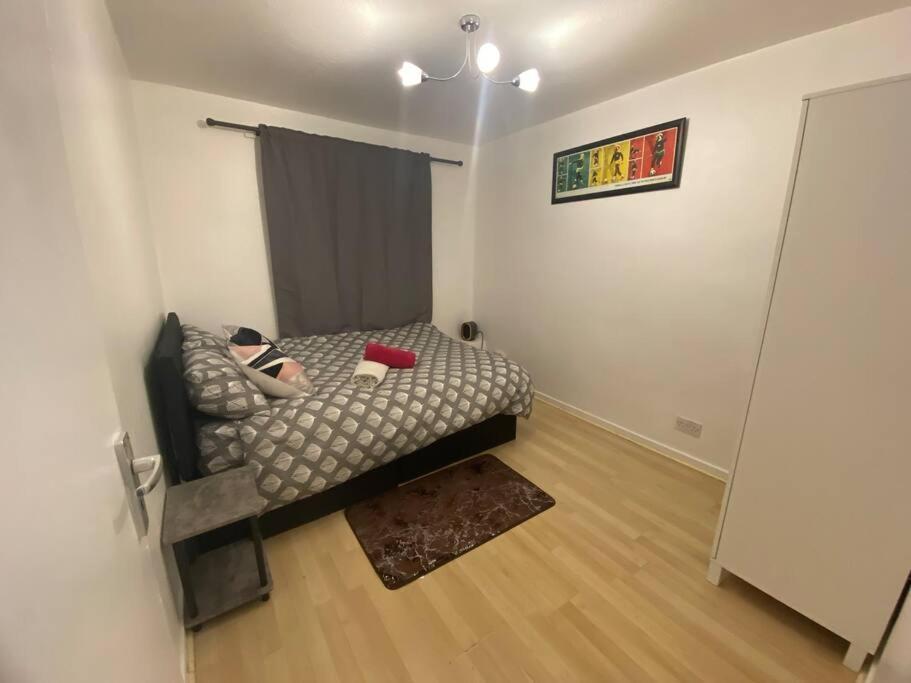 2 Bedroom Flat Camberwell Grove * London