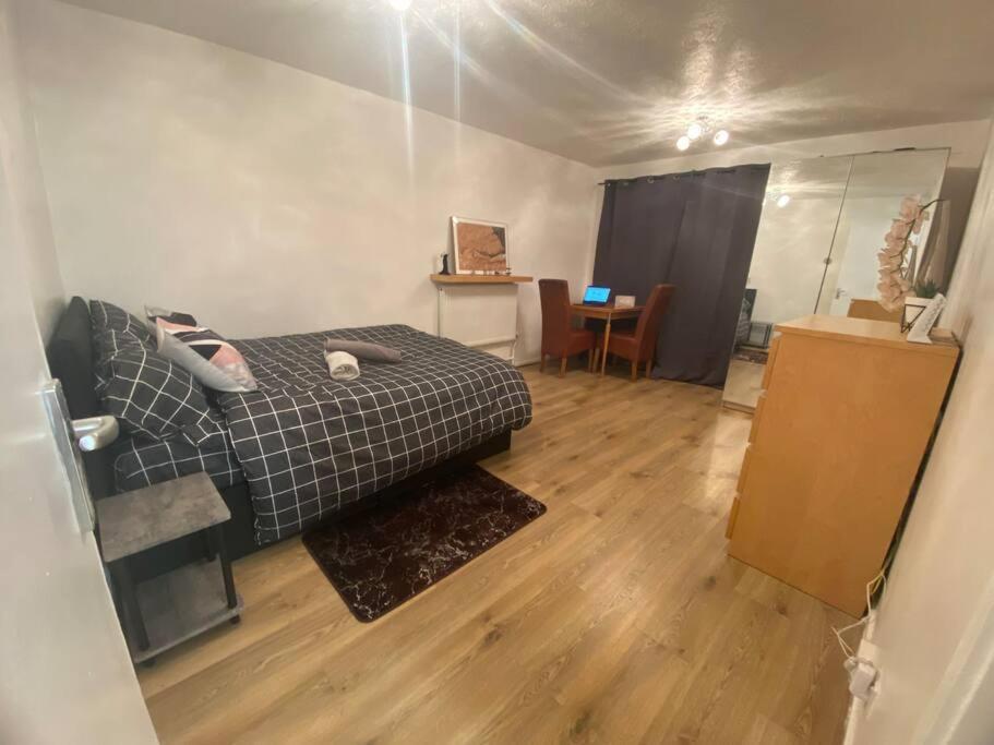 2 Bedroom Flat Camberwell Grove London