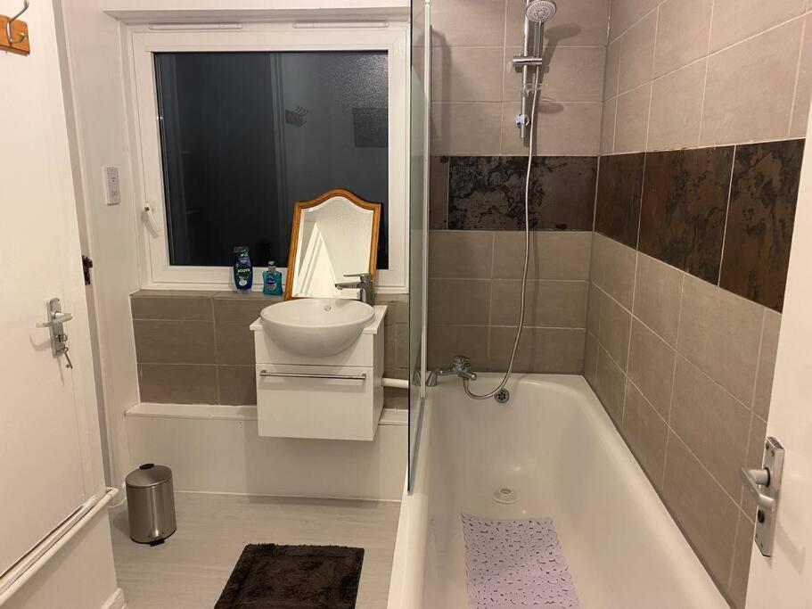 2 Bedroom Flat Camberwell Grove *