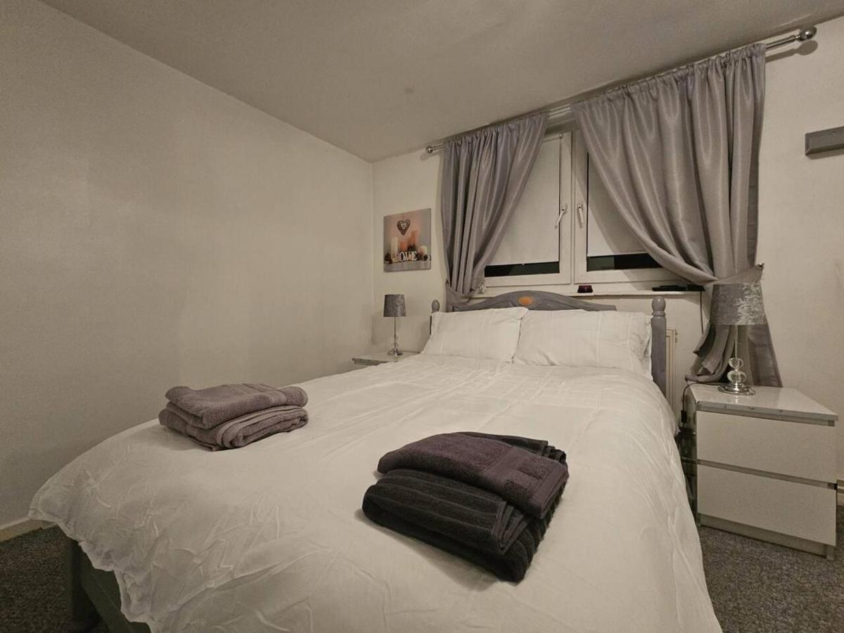 Stunning 1-bed In Apartment *