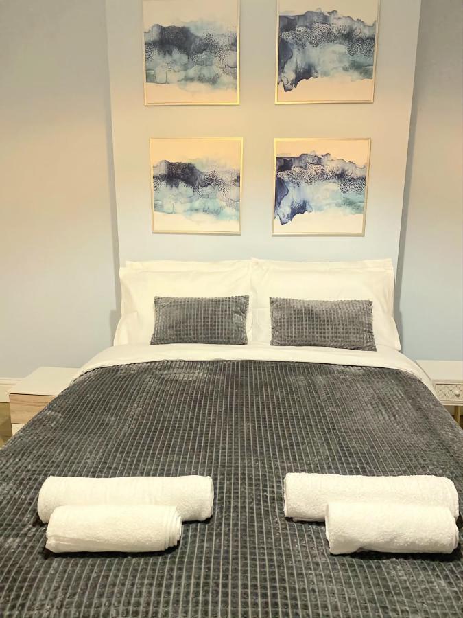 Stylish 2 Bedroom Sleeps 5 - 3 Mins Walk To Mile End Station * London