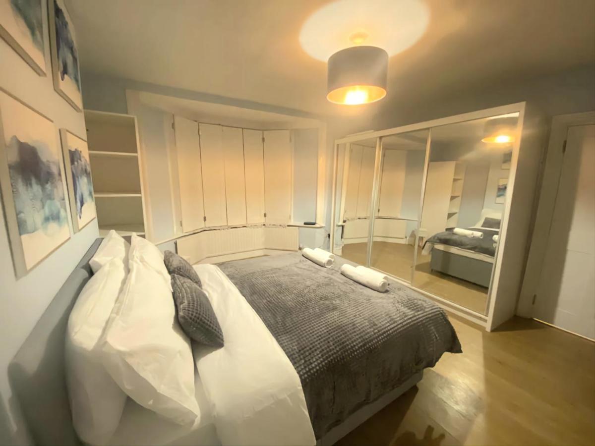 Apartment Stylish 2 Bedroom Sleeps 5 - 3 Mins Walk To Mile End Station London