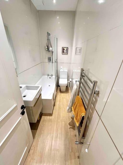 Apartment Entire Modern With Garden Near Underground Station London