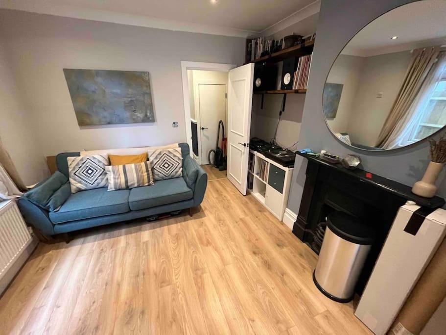Apartment Entire Modern With Garden Near Underground Station