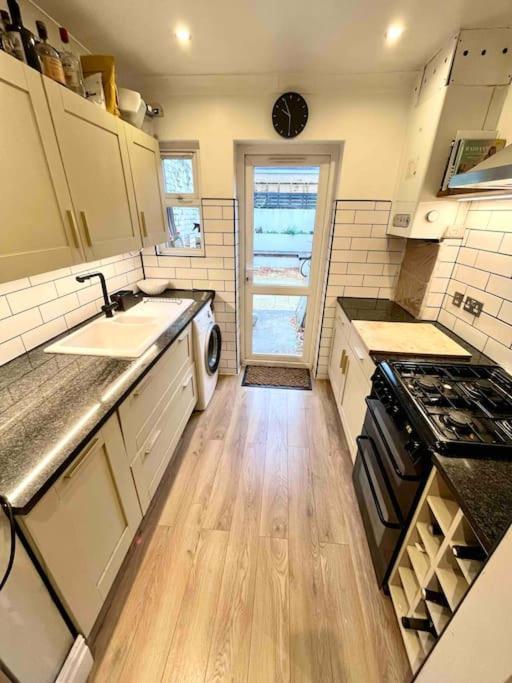 Apartment Entire Modern With Garden Near Underground Station