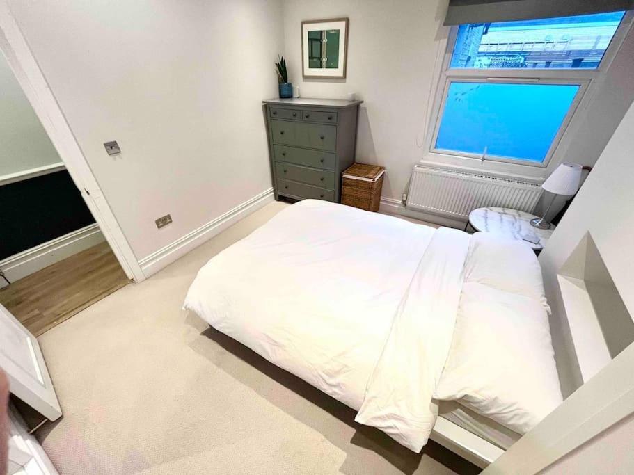 Entire Modern With Garden Near Underground Station * London