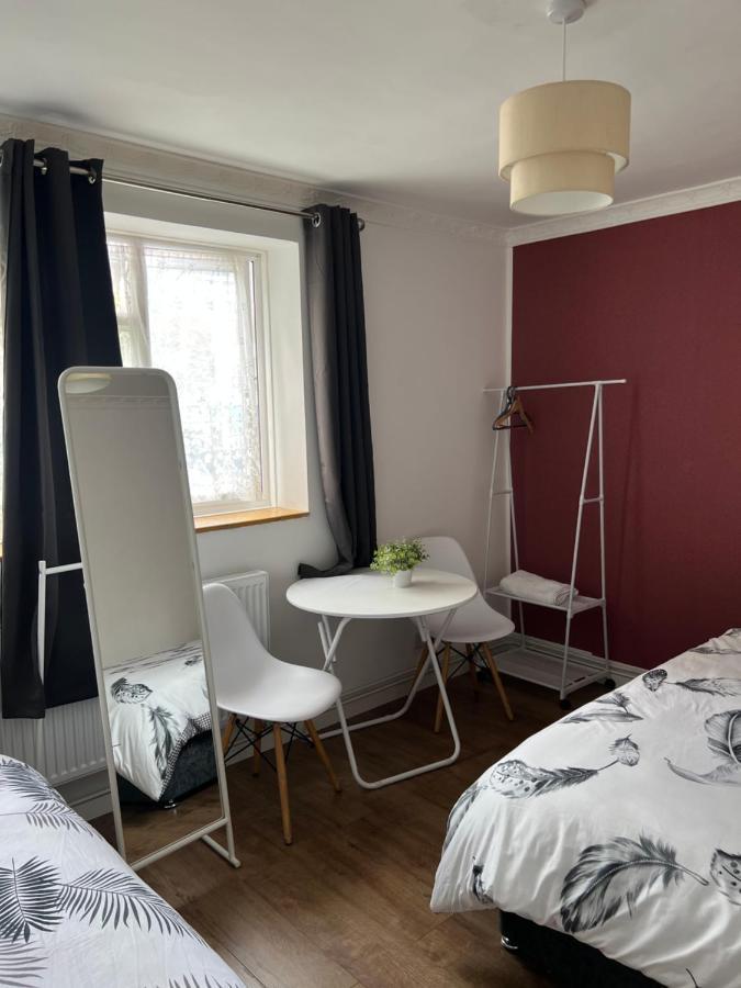 Large With Two Bed In Homestay London