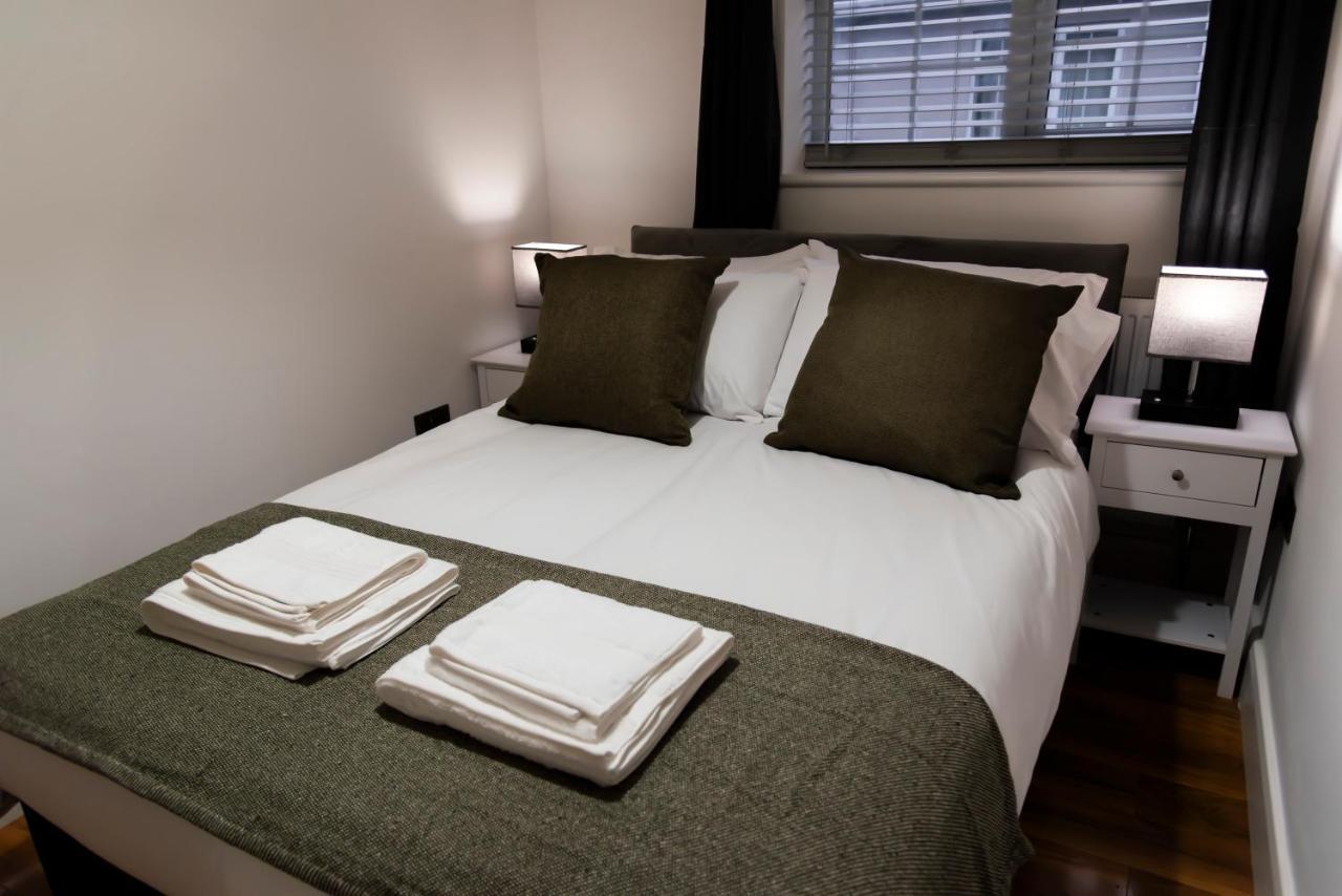 Open Plan Living I Extended Stays I Free Parking Apartment *