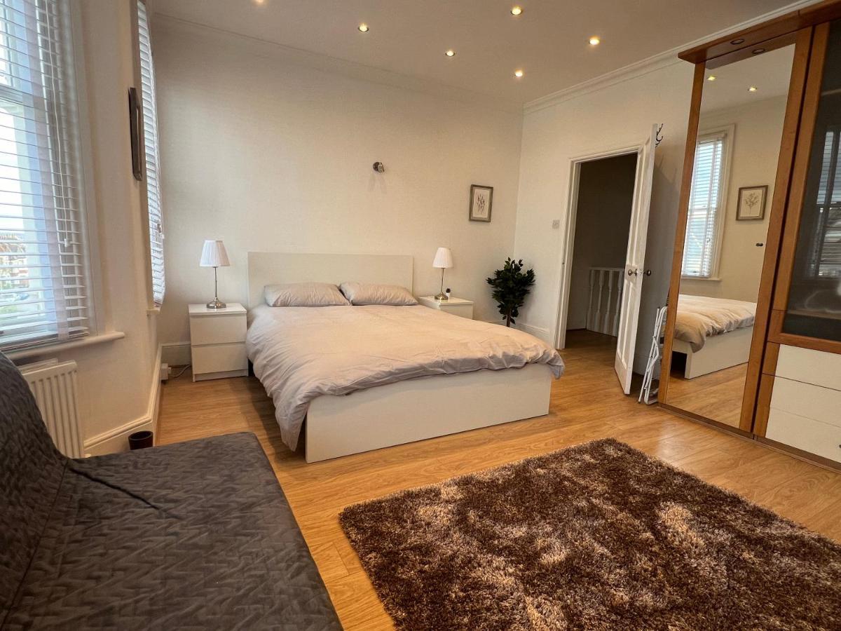 4 Bed House 10 Min Walk To Tube Сasa de vacaciones