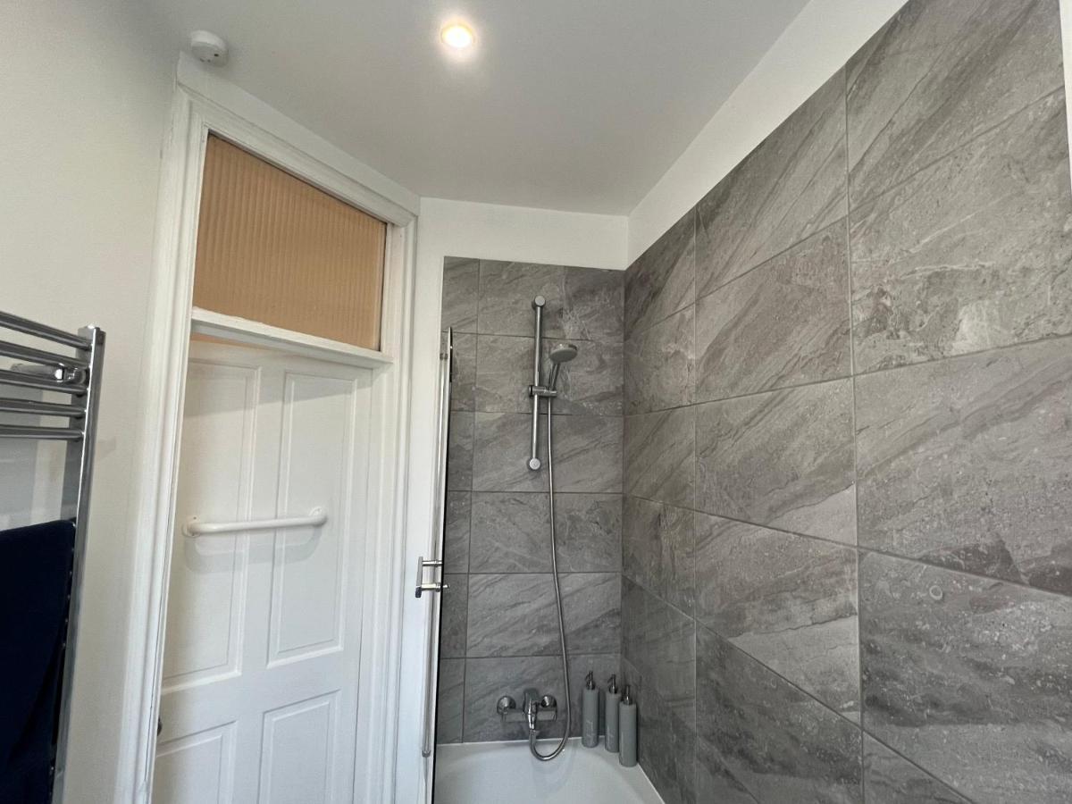 4 Bed House 10 Min Walk To Tube Сasa de vacaciones Londres