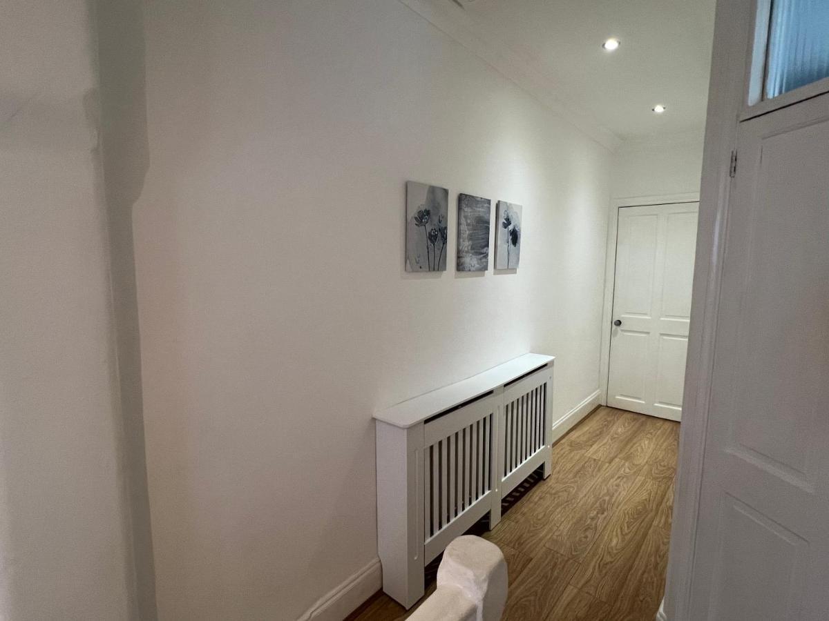 4 Bed House 10 Min Walk To Tube Сasa de vacaciones *