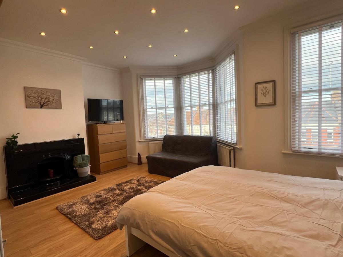 4 Bed House 10 Min Walk To Tube Сasa de vacaciones *