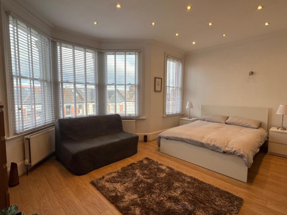 4 Bed House 10 Min Walk To Tube Сasa de vacaciones Londres