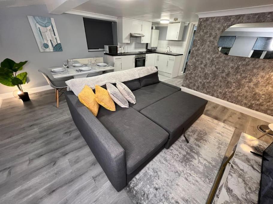 Modern With Stylish Terrace - Your Oasis! Apartment *