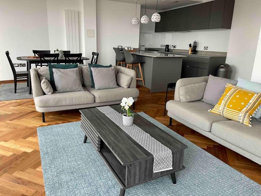 The Penthouse By Condokeeper Apartment London