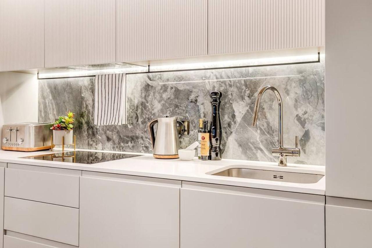 Sleek 2br Hideaway Balcony Near Westfield Londen