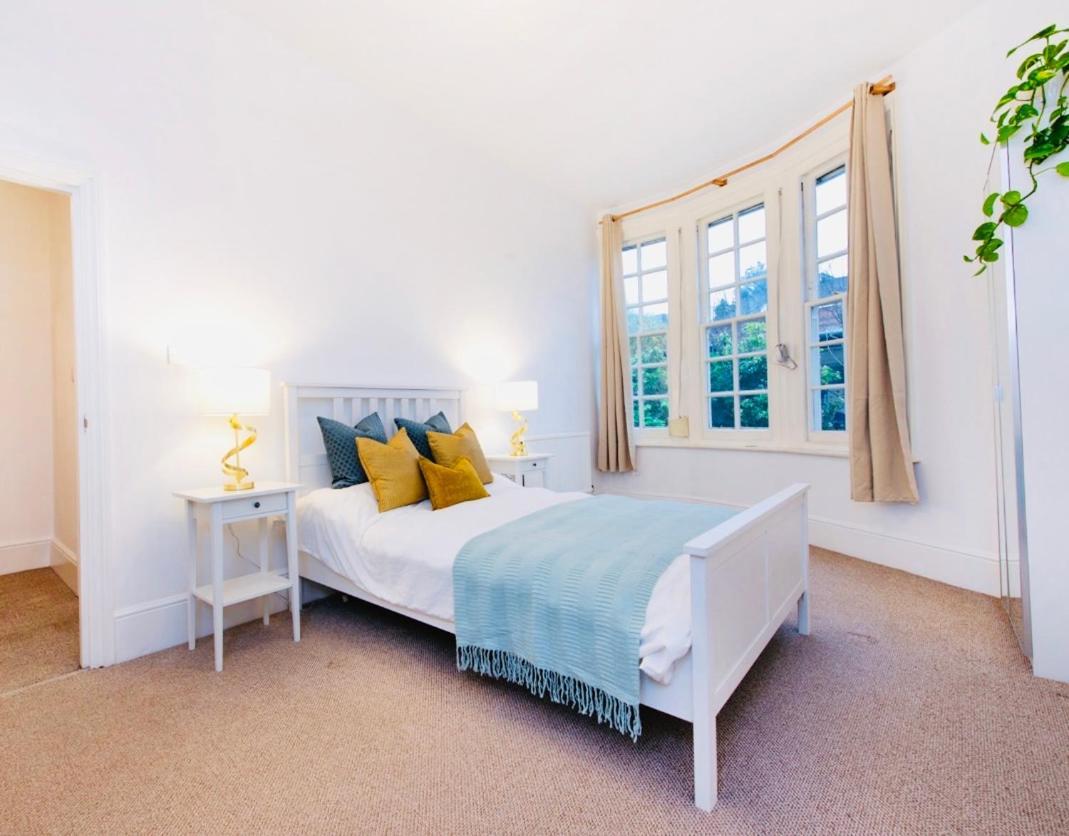 Spacious & Charming Garden Flat -zone 2- Great For Access Apartment London